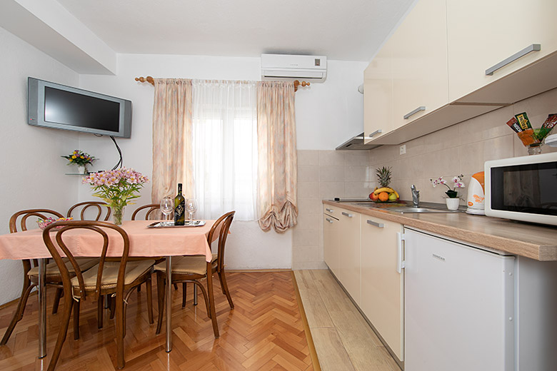 apartments Bidol, Makarska - dining table