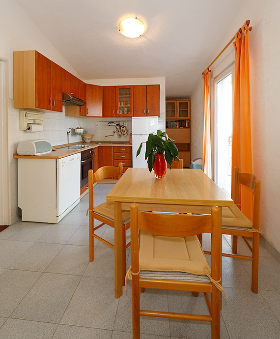 apartments Brkušić, Makarska - dining room