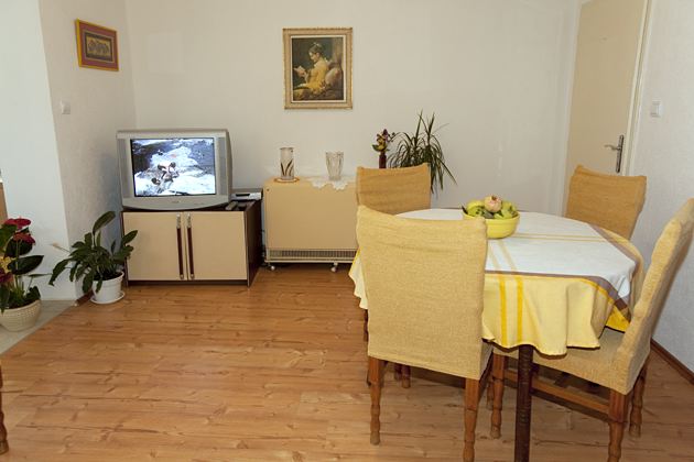 dinning room, tv set