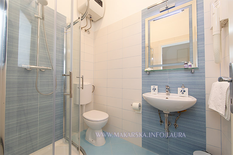 apartments Laura, Makarska - bathroom