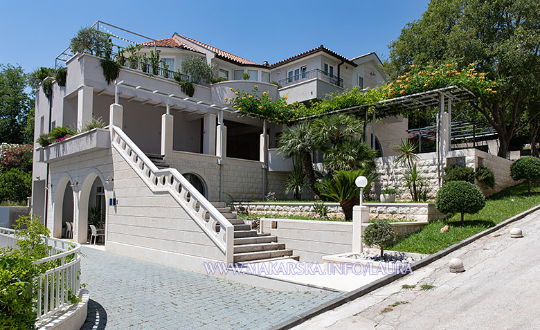 apartments Laura, Makarska - house in Dalmatian white stone