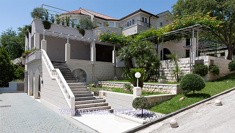 apartments Laura, Makarska - house in Dalmatian white stone