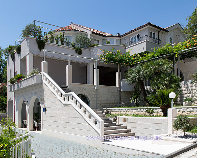 apartments Laura, Makarska - house in Dalmatian white stone