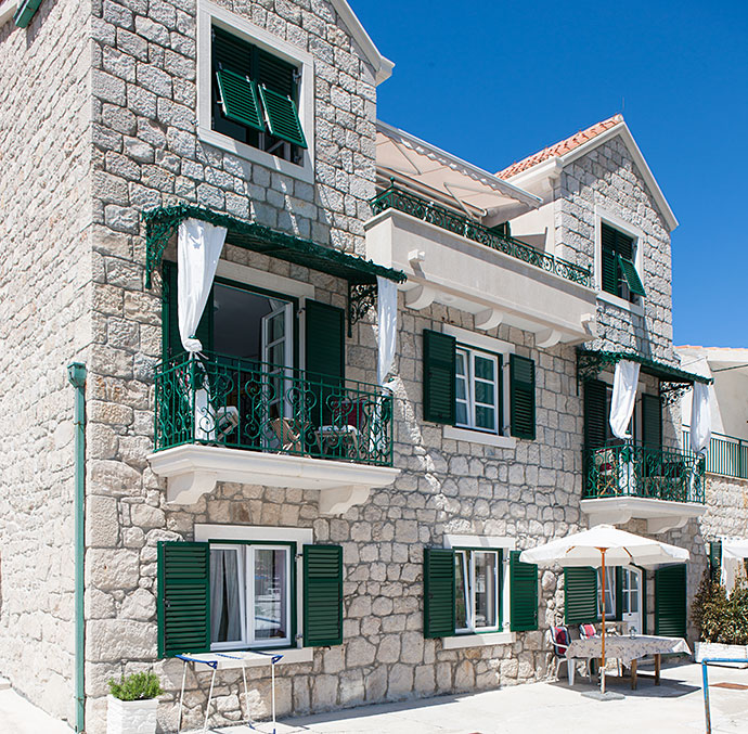 apartments Nada, Makarska - stone house