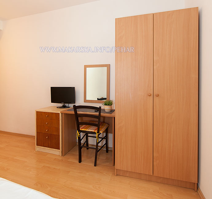 apartments Lidija Pehar, Makarska, bedroom wardrobe