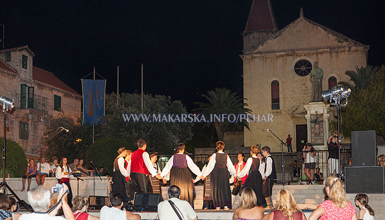 folk group Tempet at Makarska night - Kačić square