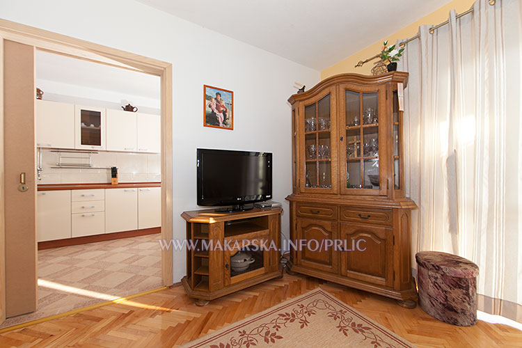 apartments Prlić, Makarska - kitchen, TV