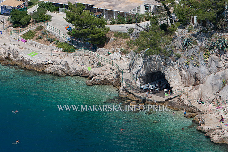 beach cave in Makarska - Strand Höhle in Makarska
