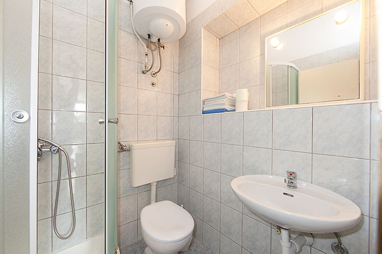 Apartments Senka Tomaš, Makarska - bathroom