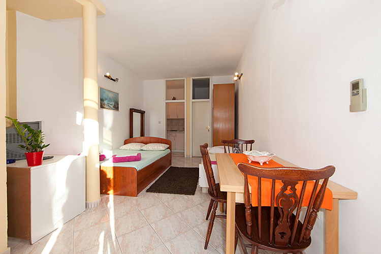 Apartments Tomaš, Makarska - dining table
