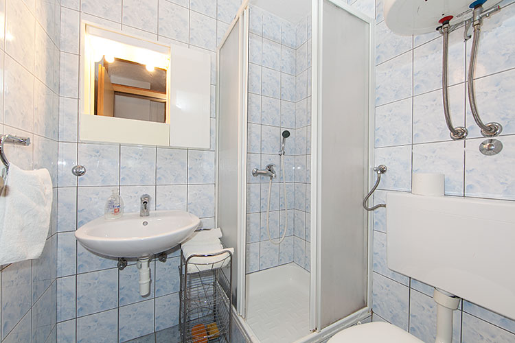Apartments Tomaš, Makarska - bathroom