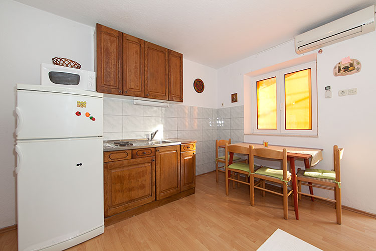 Apartments Tomaš, Makarska - kitchen