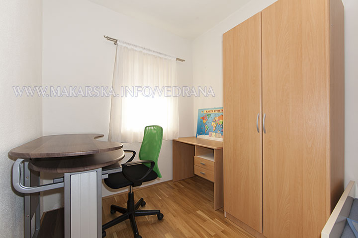 apartments Vedrana, Makarska - desk and wardrobe